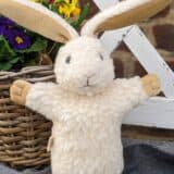 Handpuppe Hase von vorne vor Blumen