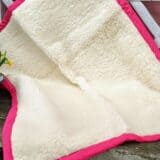 Krabbeldecke Lucky aus Schafwolle pink