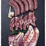 Lammfleisch Paket Grill und Pfanne mit Rippchen, Bratwürstchen, Koteletts und Keule