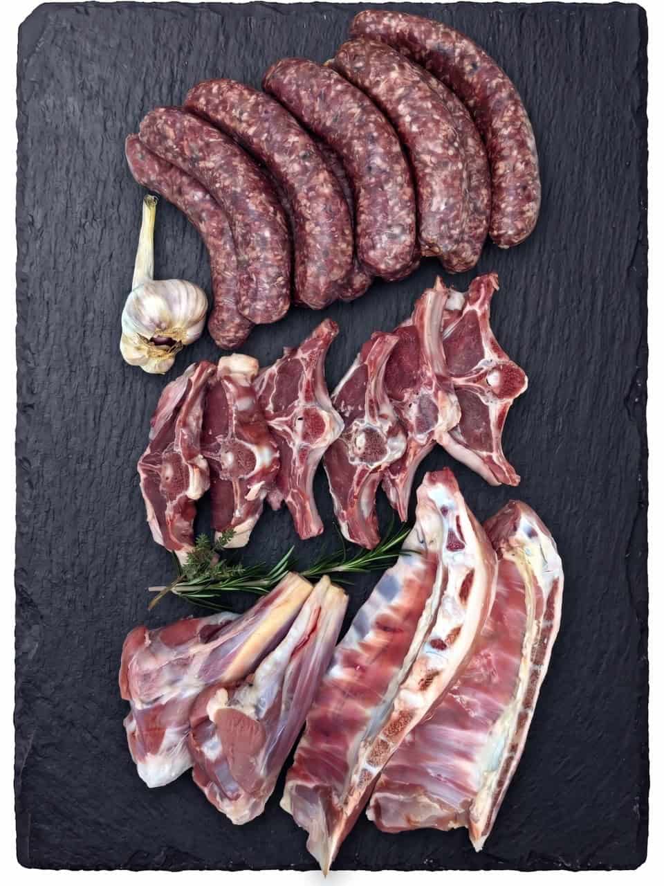 Lammfleisch Paket Grill und Pfanne mit Rippchen, Bratwürstchen, Koteletts und Keule Lammfleisch Paket Grill und Pfanne mit Rippchen, Bratwürstchen, Koteletts und Keule