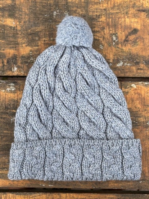 Damenmütze aus Merinowolle mit Bommel grau blau
