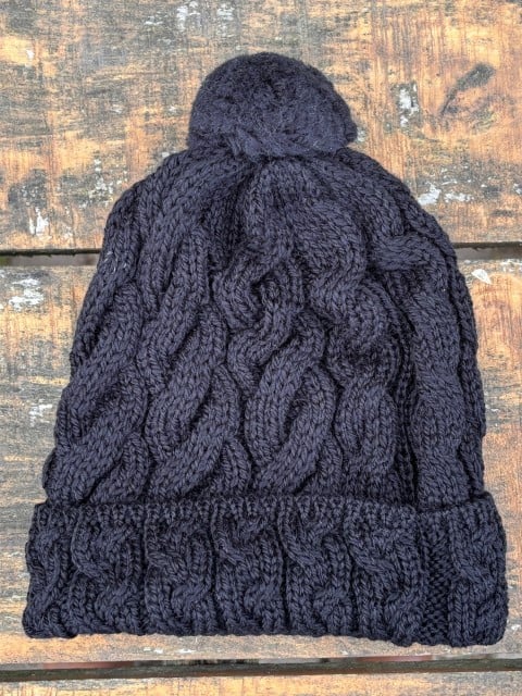 Damenmütze aus Merinowolle mit Bommel schwarz