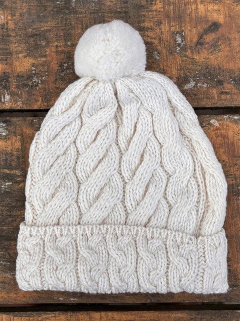 Damenmütze aus Merinowolle mit Bommel wollweiss