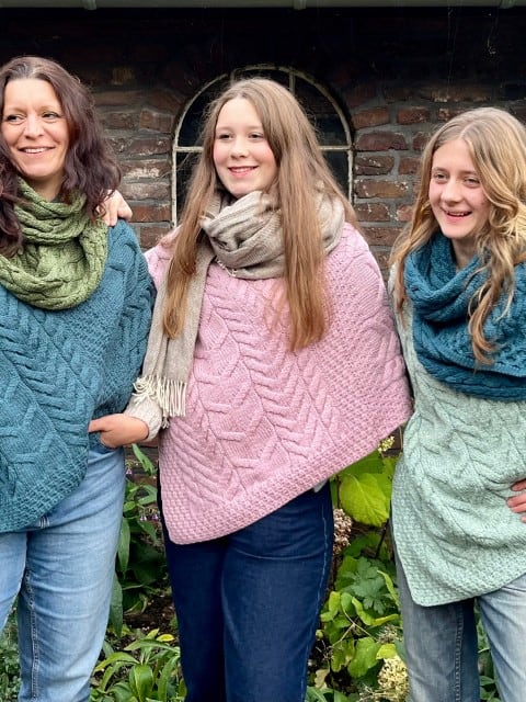 Poncho aus Merinowolle Gruppenbild Poncho aus Merinowolle Gruppenbild