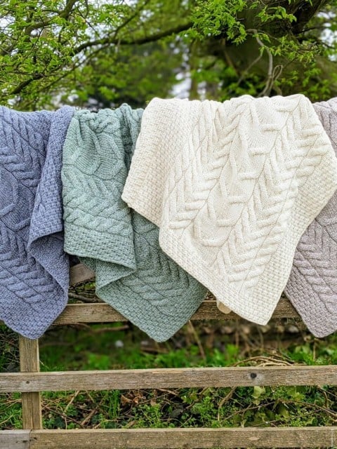 Poncho aus Merinowolle verschiedene Farben Poncho aus Merinowolle verschiedene Farben