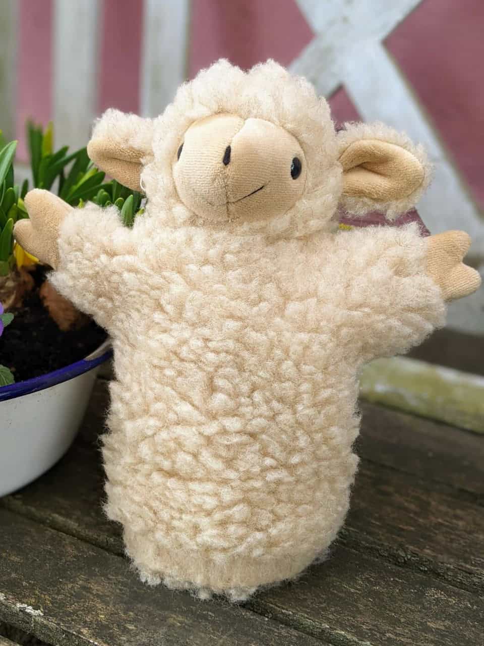 Schaf Handpuppe aus Wolle von unseren Schafen von vorne Schaf Handpuppe aus Wolle von unseren Schafen von vorne