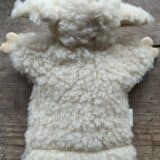 Schaf Handpuppe aus Wolle von unseren Schafen von hinten