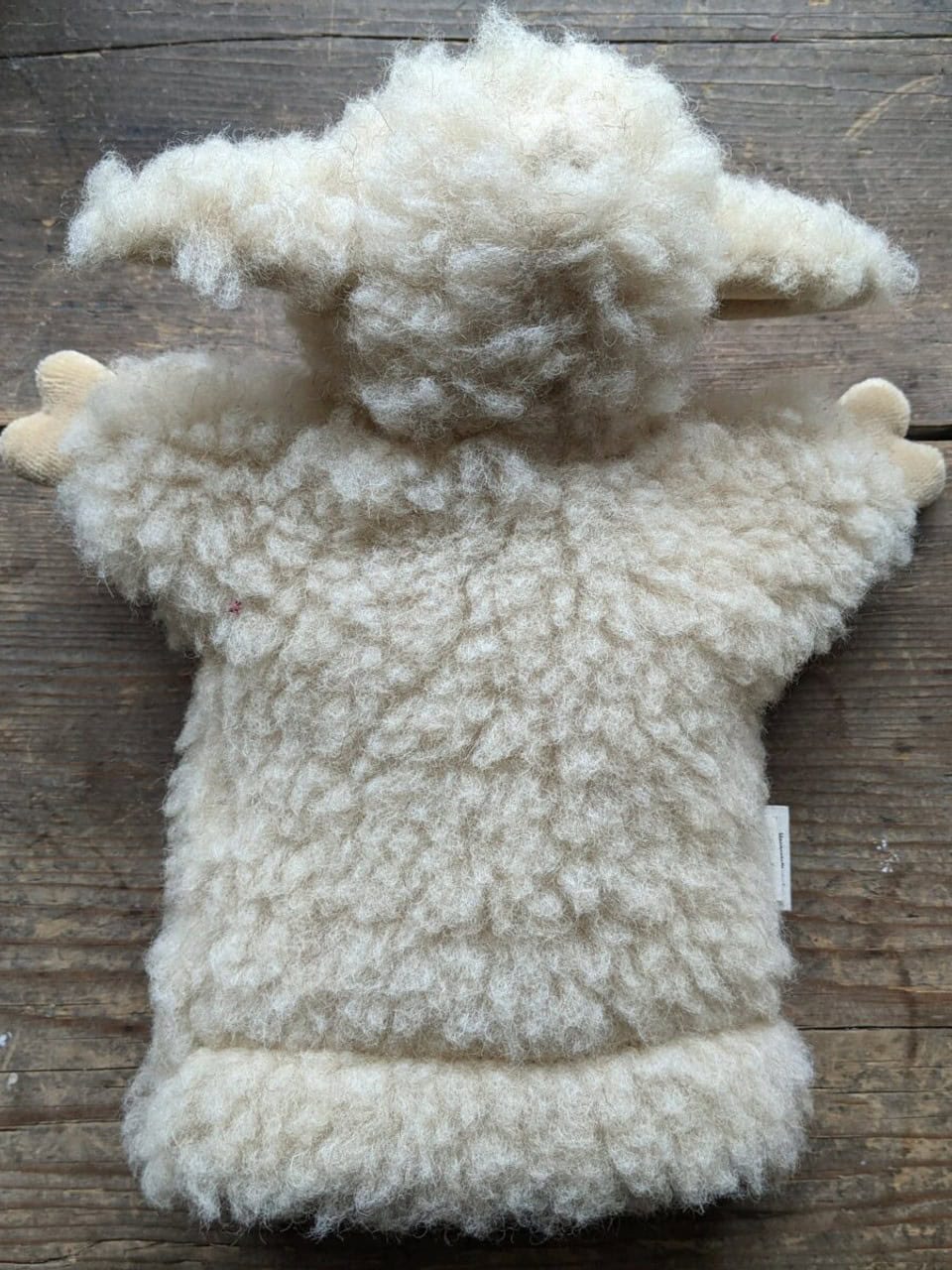 Schaf Handpuppe aus Wolle von unseren Schafen von hinten Schaf Handpuppe aus Wolle von unseren Schafen von hinten