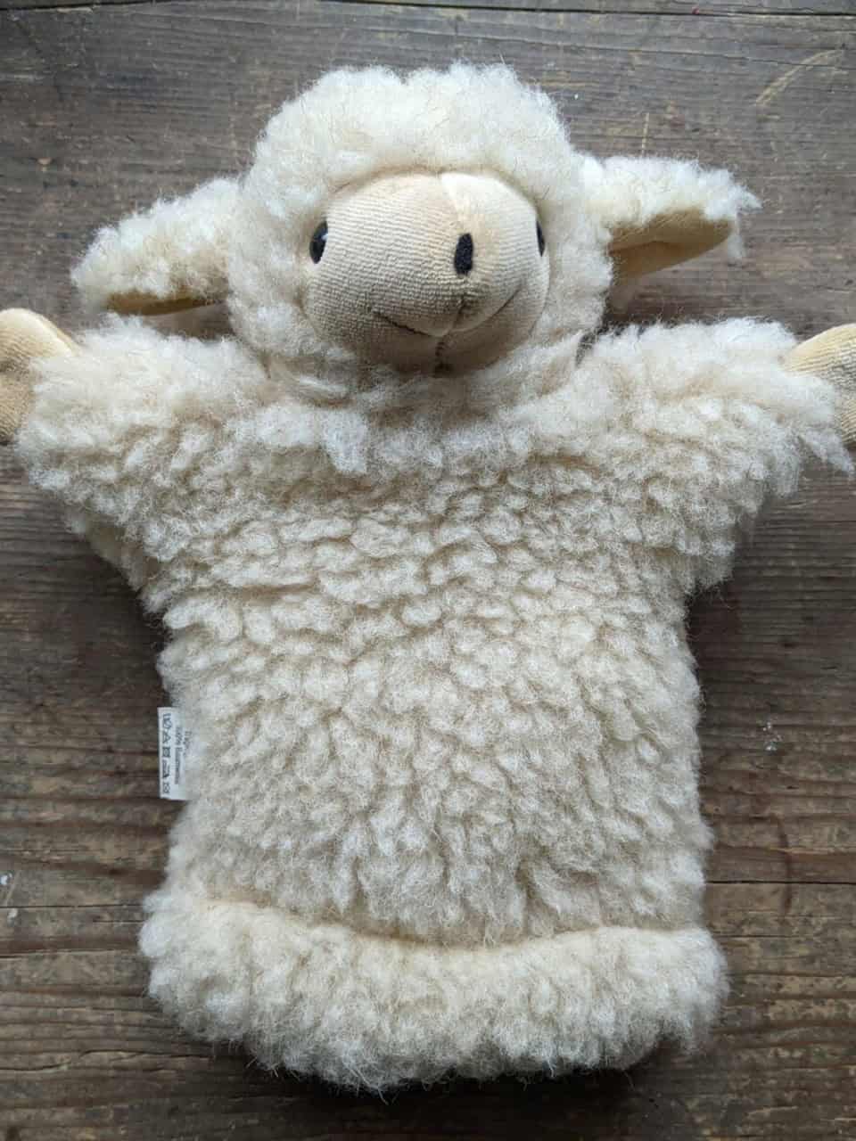 Schaf Handpuppe aus Wolle von unseren Schafen von vorne Schaf Handpuppe aus Wolle von unseren Schafen von vorne