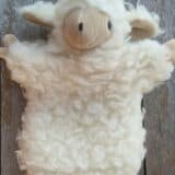 Schaf Handpuppe Zottel von vorne