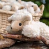 Schaf Kuscheltier liegend