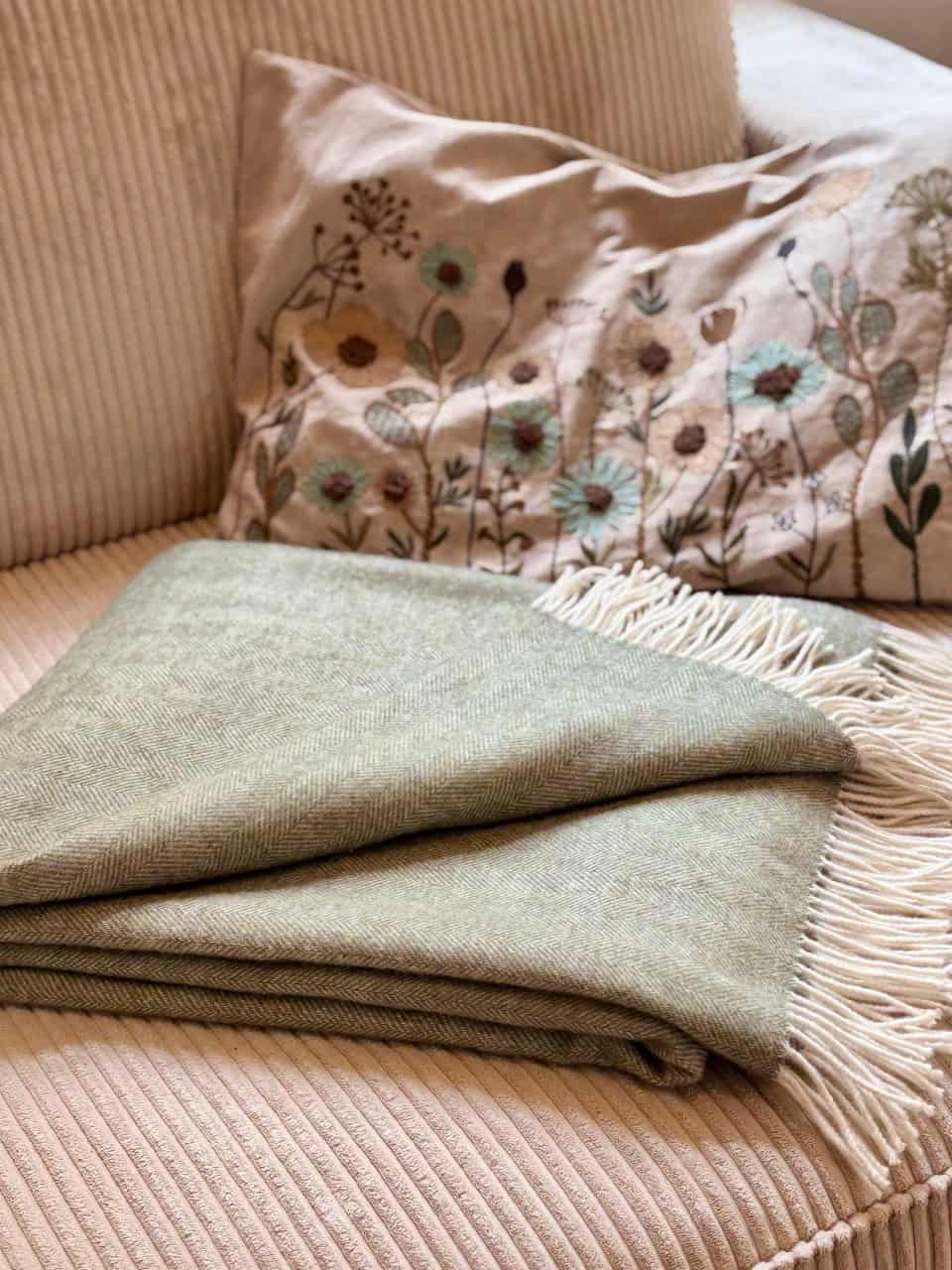 Wolldecke aus Merinowolle salbeigrün Wolldecke aus Merinowolle salbeigrün