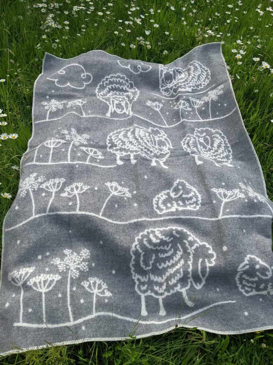 Wolldecke mit Schafmotiv grau natur Wolldecke mit Schafmotiv grau natur