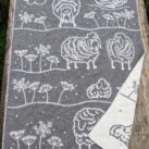 Wolldecke mit Schafmotiv grau natur