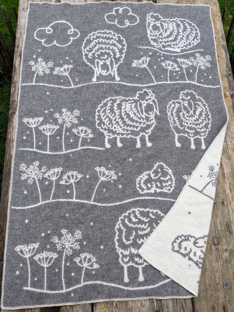 Wolldecke mit Schafmotiv grau natur Wolldecke mit Schafmotiv grau natur