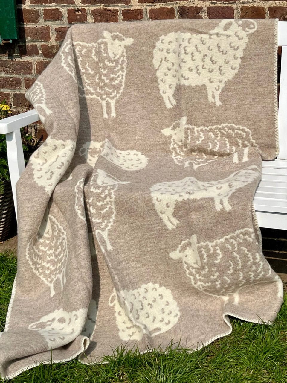 Wolldecke mit Schafmotiv beige natur