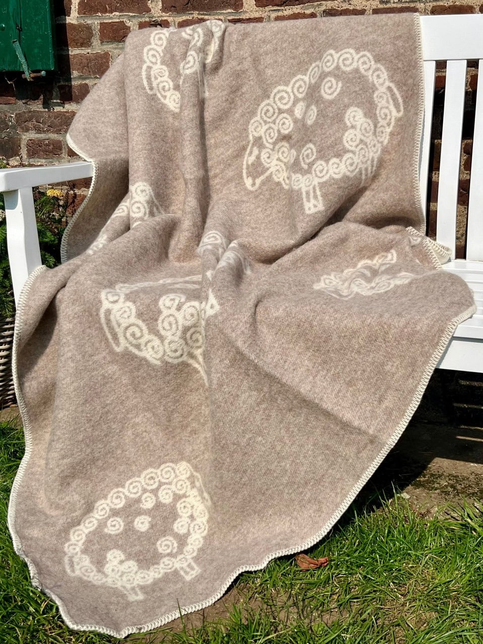 Wolldecke mit Schafmotiv beige natur