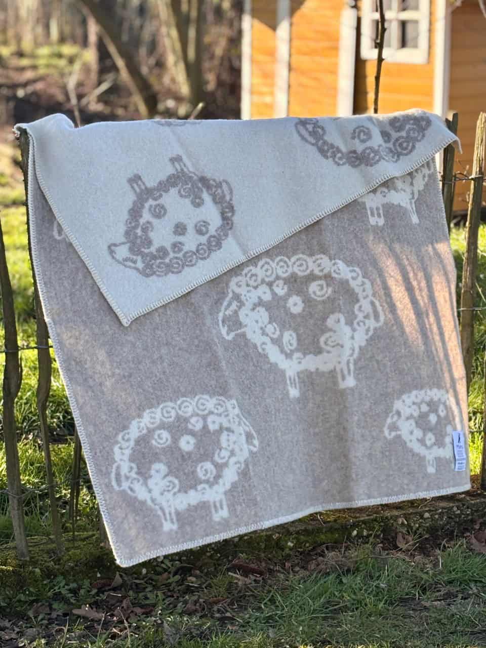 Wolldecke mit Schafmotiv beige natur Wolldecke mit Schafmotiv beige natur